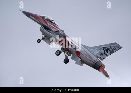 Die Royal Danish Air Force General Dynamics F-16AM Fighting Falcon der Eskadrille 727 trat bei der Royal International Air Tattoo 2025 auf Stockfoto