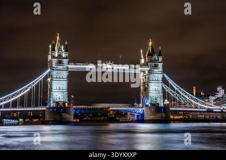 Tower Bridge bei Nacht; London, England Stockfoto