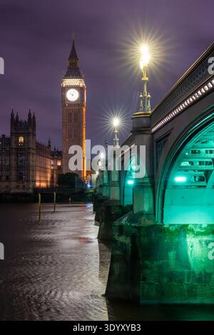 Big Ben und Westminster Bridge bei Nacht; London, England Stockfoto