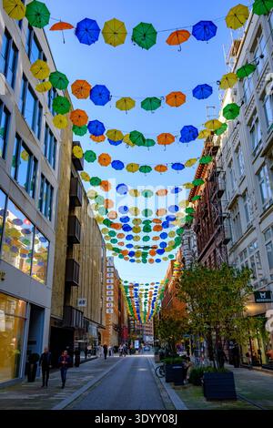 Sonnenschirmstraße Passagenviertel mit bunten Hängeschirmen über der Gasse im historischen Einkaufsviertel Hamburg Stockfoto