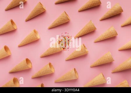Waffeln und Streuseln auf rosa Oberfläche Stockfoto