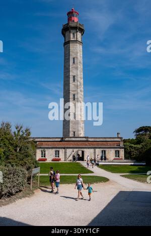 Leuchtturm Phare des Baleines und Besuchergebäude an der Atlantikküste von Ile de Re, Saint-Clément-des-Baleines, Charente-Maritime, Frankreich Stockfoto