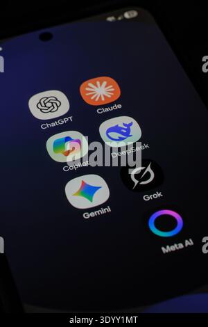 Buenos Aires, Argentinien; 23. Februar 2026: Icons für Anwendungen künstlicher Intelligenz auf dem Bildschirm eines Mobiltelefons. Stockfoto