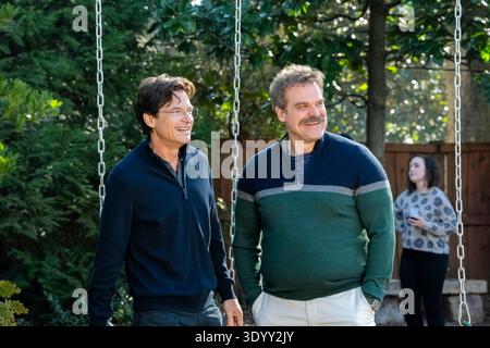 DTF St. Louis (2026) Mini-Serie von Steven Conrad mit Jason Bateman als Clark Forrest und David Harbour als Floyd Smernitch. Eine düstere Komödie über drei Freunde mittleren Alters, die in einem tödlichen Liebesdreieck verwickelt sind, ausgelöst durch eine Dating-App, die zu Mord und Ermittlungen führt. NUR FÜR REDAKTIONELLE ZWECKE von Werbefotos. Quelle: BFA / T. Rowden / HBO Stockfoto