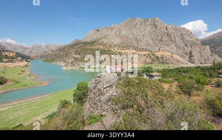 Aus der Vogelperspektive des Euphrates, der sich durch den Karannlik Canyon in Kemaliye, Erzincan, Ostanatolien, Türkei windet Stockfoto