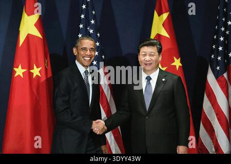 US-Präsident Barack Obama und Präsident Xi Jinping aus China nehmen an bilateralen Treffen vor der Eröffnungszeremonie des Rahmenübereinkommens der Vereinten Nationen über Klimaänderungen (COP21), Parc des Expositions du Bourget, Le Bourget, Paris, Frankreich, Pete Souza, Office of White House Photography, 30. November 2015 Stockfoto