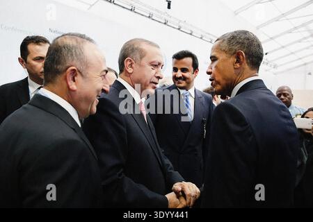 US-Präsident Barack Obama spricht mit dem türkischen Präsidenten Recep Tayyip Erdogan nach der Eröffnungszeremonie des Rahmenübereinkommens der Vereinten Nationen über Klimaänderungen (COP21), Parc des Expositions du Bourget, Le Bourget, Paris, Frankreich, Pete Souza, Office of White House Photography, 30. November 2015 Stockfoto