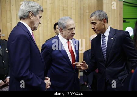 US-Präsident Barack Obama mit Premierminister Benjamin Netanjahu und US-Außenminister John Kerry nach der Eröffnungszeremonie der 21. Konferenz der Vertragsparteien des Rahmenübereinkommens der Vereinten Nationen über Klimaänderungen (COP21), Parc des Expositions du Bourget, Le Bourget, Paris, Frankreich, Pete Souza, Office of White House Photography, 30. November 2015 Stockfoto