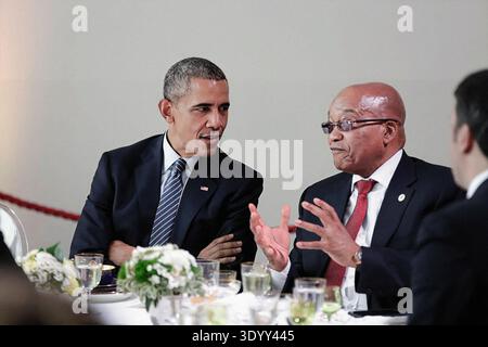 US-Präsident Barack Obama sprach mit Präsident Jacob Zuma von Südafrika während des Mittagessens, das von Präsident Francois Hollande (Frankreich) während der Rahmenkonvention der Vereinten Nationen über Klimaänderungen (COP21), Parc des Expositions du Bourget, Le Bourget, Paris, Frankreich, Pete Souza, Office of White House Photography, 30. November 2015 Stockfoto