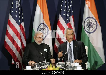 US-Präsident Barack Obama mit Premierminister Narendra Modi während der Rahmenkonvention der Vereinten Nationen über Klimaänderungen (COP21), Parc des Expositions du Bourget, Le Bourget, Paris, Frankreich, Pete Souza, Office of White House Photography, 30. November 2015 Stockfoto