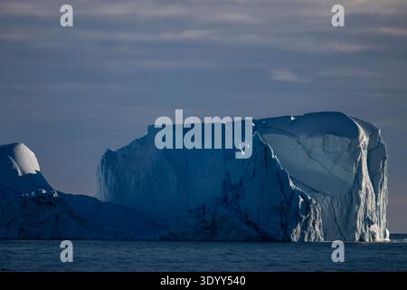 Riesige Eisberge treiben vor der Küste Ostgrönlands, Grönlands und Europas. Stockfoto