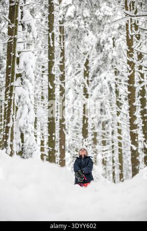 Mädchen in einer verschneiten Winterlandschaft im Wald, Steiermark, Österreich, Europa Stockfoto