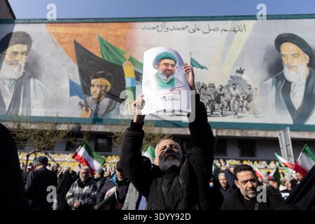 Teheran, Iran. März 2026. Ein Mann hält ein Porträt von Mojtaba Khamenei, dem neuen iranischen Führer und Sohn des ehemaligen iranischen Obersten Führers Ayatollah Ali Khamenei, der am 28. Februar bei einem US-israelischen Streik während einer regierungsfreundlichen Kundgebung in Zentral-Teheran, Iran, getötet wurde 2026. (Foto: Sobhan Farajvan/Pacific Press) Credit: Pacific Press Media Production Corp./Alamy Live News Stockfoto