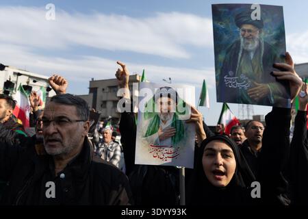 Teheran, Iran. März 2026. Ein Mann hält ein Porträt von Mojtaba Khamenei, dem neuen iranischen Führer und Sohn des ehemaligen iranischen Obersten Führers Ayatollah Ali Khamenei, der am 28. Februar bei einem US-israelischen Streik während einer regierungsfreundlichen Kundgebung in Zentral-Teheran, Iran, getötet wurde 2026. (Foto: Sobhan Farajvan/Pacific Press) Credit: Pacific Press Media Production Corp./Alamy Live News Stockfoto