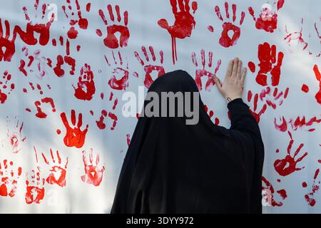 Teheran, Iran. März 2026. Ein regierungsnaher Unterstützer hält die Hände in einer symbolischen Geste, die die Loyalität gegenüber dem neuen iranischen Führer Seyed Mojtaba Khamenei während einer regierungsnahen Kundgebung in Zentral-Teheran, Iran, am Montag, den 9. März 2026, zeigt. (Foto: Sobhan Farajvan/Pacific Press) Credit: Pacific Press Media Production Corp./Alamy Live News Stockfoto