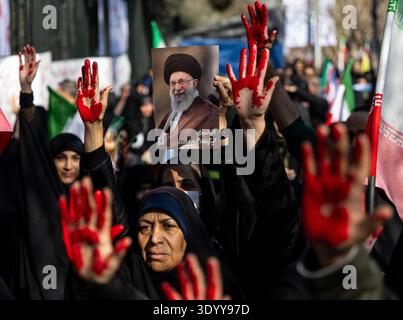 Teheran, Iran. März 2026. Regierungsnahe Anhänger halten während einer regierungsfreundlichen Kundgebung in Zentral-Teheran (Iran) am Montag, den 9. März 2026, die Loyalität zu dem neuen iranischen Führer Seyed Mojtaba Khamenei zeigen, die rot bemalt war. (Foto: Sobhan Farajvan/Pacific Press) Credit: Pacific Press Media Production Corp./Alamy Live News Stockfoto