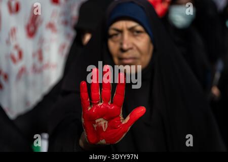 Teheran, Iran. März 2026. Ein regierungsnaher Unterstützer hält die Hände in einer symbolischen Geste, die die Loyalität gegenüber dem neuen iranischen Führer Seyed Mojtaba Khamenei während einer regierungsnahen Kundgebung in Zentral-Teheran, Iran, am Montag, den 9. März 2026, zeigt. (Foto: Sobhan Farajvan/Pacific Press) Credit: Pacific Press Media Production Corp./Alamy Live News Stockfoto