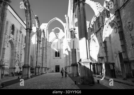 Lissabon, Portugal - 15. Mai 2025: Paare erkunden das dachlose Kloster Carmo in Lissabon, Portugal Stockfoto