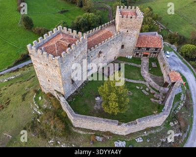 Schloss Argüeso (Schloss San Vicente), Dorf Argüeso, Gemeinde der Hermandad de Campoo de Suso, Kantabrien, Spanien Stockfoto