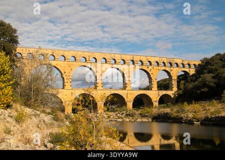 Die von Römern des 1. Jahrhunderts erbaute Aquäduktbrücke Pont du Gard überquert den Fluss Gardon bei Nimes, Frankreich; Stockfoto