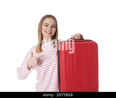Glückliche junge Frau mit Koffer, die Daumen hoch auf weißem Hintergrund zeigt Stockfoto