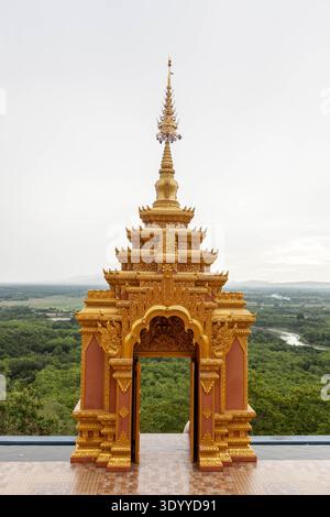 Eintritt zur Naga Treppe am Wat Phrathat Doi Phra Chan, buddhistischer Tempel in der Provinz Lampang, Nordthailand. Stockfoto