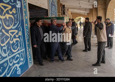 Teheran, Iran. März 2026. Trauer Iraner nahmen am Montag, den 9. März 2026, an einer Beerdigung für eine Person teil, die bei den jüngsten US-israelischen Luftangriffen auf dem Friedhof Behesht-e Zahra am südlichen Stadtrand von Teheran in Teheran, Iran, getötet wurde. Foto: Hossein Esmaeili/UPI Credit: UPI/Alamy Live News Stockfoto