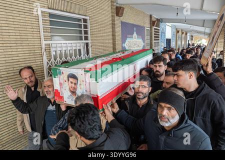 Teheran, Iran. März 2026. Trauer Iraner nahmen am Montag, den 9. März 2026, an einer Beerdigung für eine Person teil, die bei den jüngsten US-israelischen Luftangriffen auf dem Friedhof Behesht-e Zahra am südlichen Stadtrand von Teheran in Teheran, Iran, getötet wurde. Foto: Hossein Esmaeili/UPI Credit: UPI/Alamy Live News Stockfoto