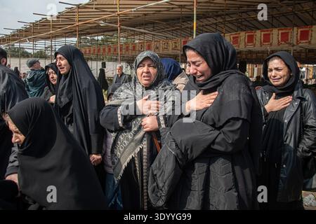 Teheran, Iran. März 2026. Trauer Iraner nahmen am Montag, den 9. März 2026, an einer Beerdigung für eine Person teil, die bei den jüngsten US-israelischen Luftangriffen auf dem Friedhof Behesht-e Zahra am südlichen Stadtrand von Teheran in Teheran, Iran, getötet wurde. Foto: Hossein Esmaeili/UPI Credit: UPI/Alamy Live News Stockfoto