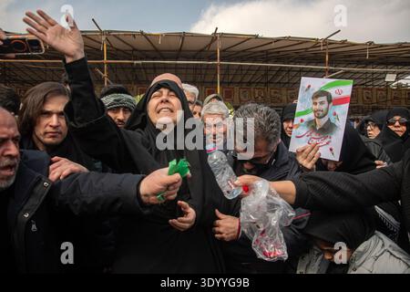 Teheran, Iran. März 2026. Trauer Iraner nahmen am Montag, den 9. März 2026, an einer Beerdigung für eine Person teil, die bei den jüngsten US-israelischen Luftangriffen auf dem Friedhof Behesht-e Zahra am südlichen Stadtrand von Teheran in Teheran, Iran, getötet wurde. Foto: Hossein Esmaeili/UPI Credit: UPI/Alamy Live News Stockfoto