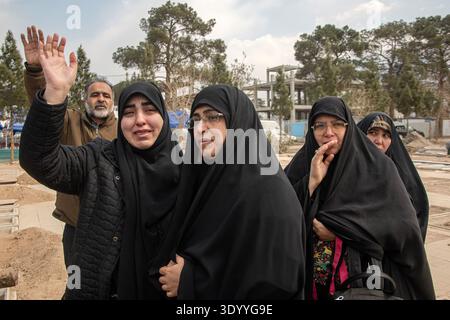 Teheran, Iran. März 2026. Trauer Iraner nahmen am Montag, den 9. März 2026, an einer Beerdigung für eine Person teil, die bei den jüngsten US-israelischen Luftangriffen auf dem Friedhof Behesht-e Zahra am südlichen Stadtrand von Teheran in Teheran, Iran, getötet wurde. Foto: Hossein Esmaeili/UPI Credit: UPI/Alamy Live News Stockfoto