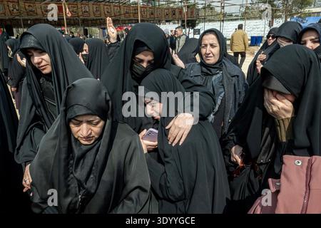 Teheran, Iran. März 2026. Trauer Iraner nahmen am Montag, den 9. März 2026, an einer Beerdigung für eine Person teil, die bei den jüngsten US-israelischen Luftangriffen auf dem Friedhof Behesht-e Zahra am südlichen Stadtrand von Teheran in Teheran, Iran, getötet wurde. Foto: Hossein Esmaeili/UPI Credit: UPI/Alamy Live News Stockfoto