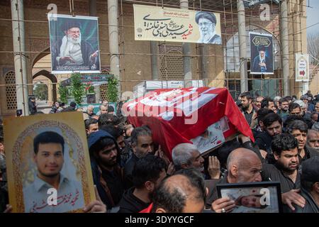 Teheran, Iran. März 2026. Trauer Iraner nahmen am Montag, den 9. März 2026, an einer Beerdigung für eine Person teil, die bei den jüngsten US-israelischen Luftangriffen auf dem Friedhof Behesht-e Zahra am südlichen Stadtrand von Teheran in Teheran, Iran, getötet wurde. Foto: Hossein Esmaeili/UPI Credit: UPI/Alamy Live News Stockfoto