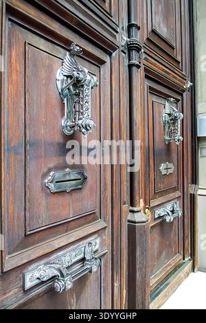 Verzierte Holztüren Mit Mythischen Klopfern Detail Stockfoto
