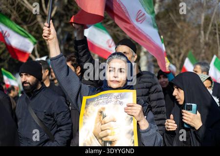 Teheran, Iran. März 2026. Nach der Ankündigung, Mojtaba Khamenei zum neuen Obersten Führer zu ernennen, versammeln sich Unterstützer. Quelle: SOPA Images Limited/Alamy Live News Stockfoto