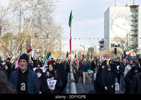Teheran, Iran. März 2026. Nach der Ankündigung, Mojtaba Khamenei zum neuen Obersten Führer zu ernennen, versammeln sich Unterstützer. Quelle: SOPA Images Limited/Alamy Live News Stockfoto