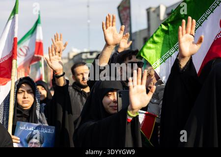 Teheran, Iran. März 2026. Nach der Ankündigung, Mojtaba Khamenei zum neuen Obersten Führer zu ernennen, versammeln sich Unterstützer. Quelle: SOPA Images Limited/Alamy Live News Stockfoto