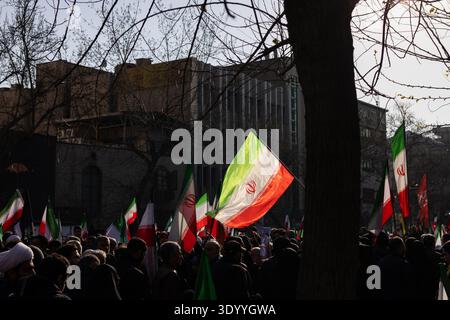Teheran, Iran. März 2026. Nach der Ankündigung, Mojtaba Khamenei zum neuen Obersten Führer zu ernennen, versammeln sich Unterstützer. Quelle: SOPA Images Limited/Alamy Live News Stockfoto