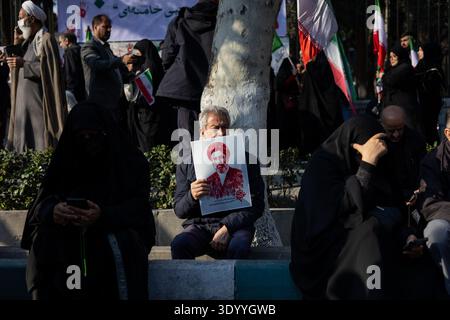 Teheran, Iran. März 2026. Während eines Treffens in Teheran wird ein Mann gesehen, der ein Poster von Mojtaba Khamenei, dem neuen Obersten Führer des Iran und Sohn von Ayatollah Ali Khamenei, hält. Credit: SOPA Images Limited/Alamy Live News Stockfoto