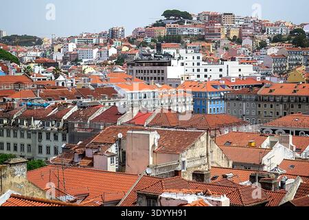 Panoramablick über dichte, rot geflieste Dächer und farbenfrohe historische Gebäude der Stadt. Stockfoto