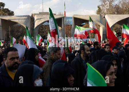 Teheran, Iran. März 2026. Nach der Ankündigung, Mojtaba Khamenei zum neuen Obersten Führer zu ernennen, versammeln sich Unterstützer. (Foto: Foad Ashtari/SOPA Images/SIPA USA) Credit: SIPA USA/Alamy Live News Stockfoto