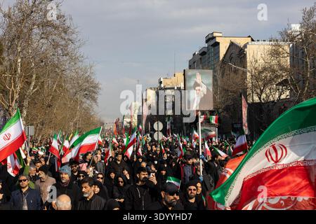 Teheran, Iran. März 2026. Nach der Ankündigung, Mojtaba Khamenei zum neuen Obersten Führer zu ernennen, versammeln sich Unterstützer. (Foto: Foad Ashtari/SOPA Images/SIPA USA) Credit: SIPA USA/Alamy Live News Stockfoto