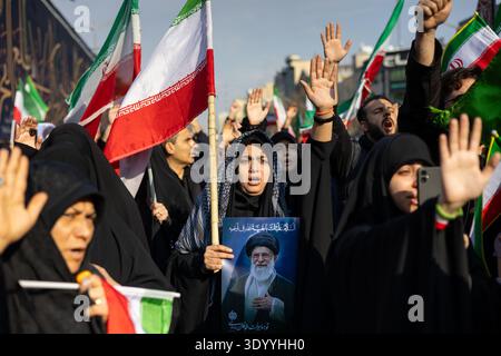 Teheran, Iran. März 2026. Eine Frau, die ein Poster von Ayatollah Ali Khamenei hielt, dem ehemaligen Obersten Führer des Iran, der während des Iran-Israel- und US-Krieges getötet wurde. (Foto: Foad Ashtari/SOPA Images/SIPA USA) Credit: SIPA USA/Alamy Live News Stockfoto
