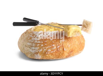 Käsefondue in Brot mit Stäbchen isoliert auf weißem Hintergrund Stockfoto