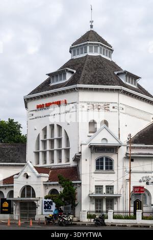 Das alte niederländische Postamt im Zentrum von Medan ist heute noch als Postamt und beherbergt eine Reihe kleiner Unternehmen. Stockfoto