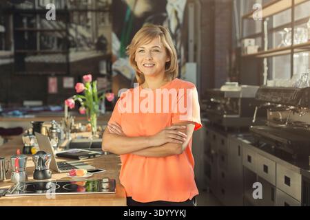 Porträt eines Baristas mittleren Alters am Coffee Shop Stockfoto