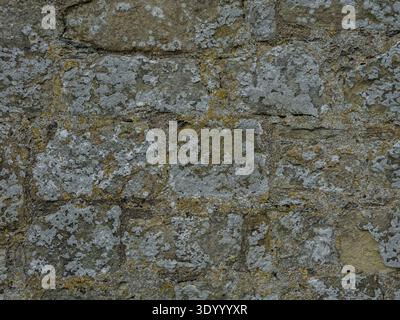 Alte Kalksteinblockwand mit Natursteingemauern Stockfoto