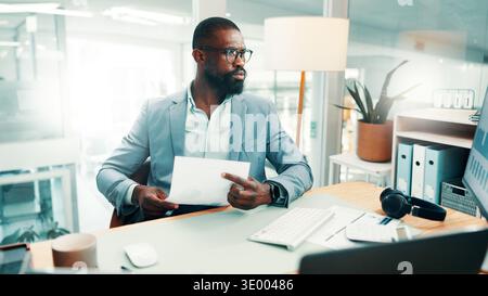Schwarzer Mann, Papierkram und Stress mit Computer im Büro mit Brille, Rezension oder Flare bei Investmentgesellschaft. Afrikanische Person, Broker und frustriert Stockfoto