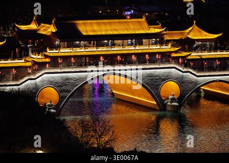 Die AnShun-Brücke ist beleuchtet und reflektiert bei Nacht leuchtende Farben in Chengdu, China Stockfoto