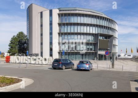 Moderne geschwungene Architektur des Verwaltungszentrums (CAM). Modernes Bürogebäude mit Glasfassade. Mouscron, Belgien, 4. März 2026. Stockfoto